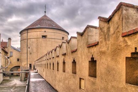 Parkán s Mihulkou/ Zwingermauer mit Mihulka