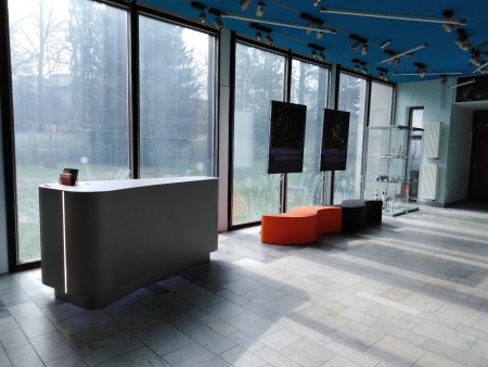 Eingangshalle - neues Kassenpult/ Vstupní hala nový pokladní pult